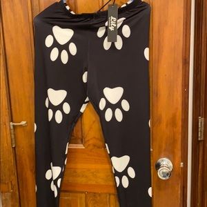 Black & white paw 🐾 print pants